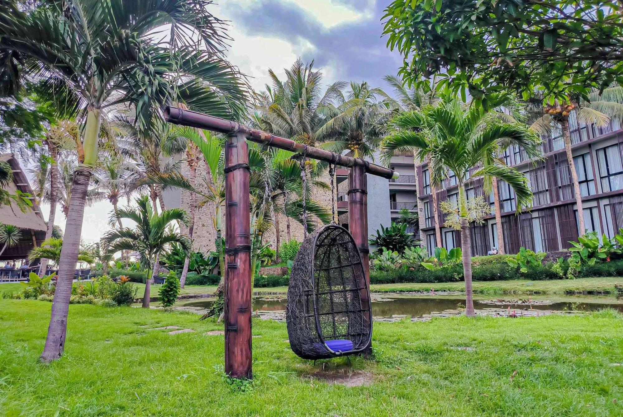 Wyndham Tamansari Jivva Resort Bali Siyut Екстер'єр фото A swing at the resort