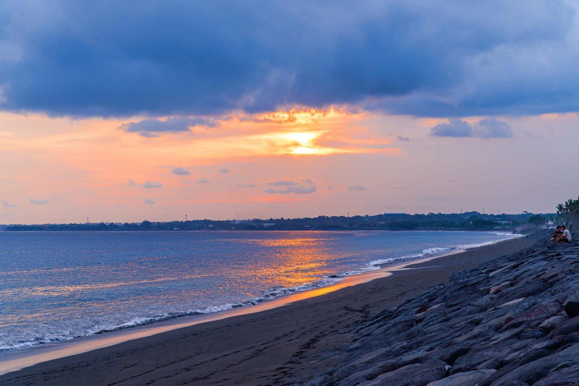 Wyndham Tamansari Jivva Resort Bali Siyut Екстер'єр фото Sunset at the beach