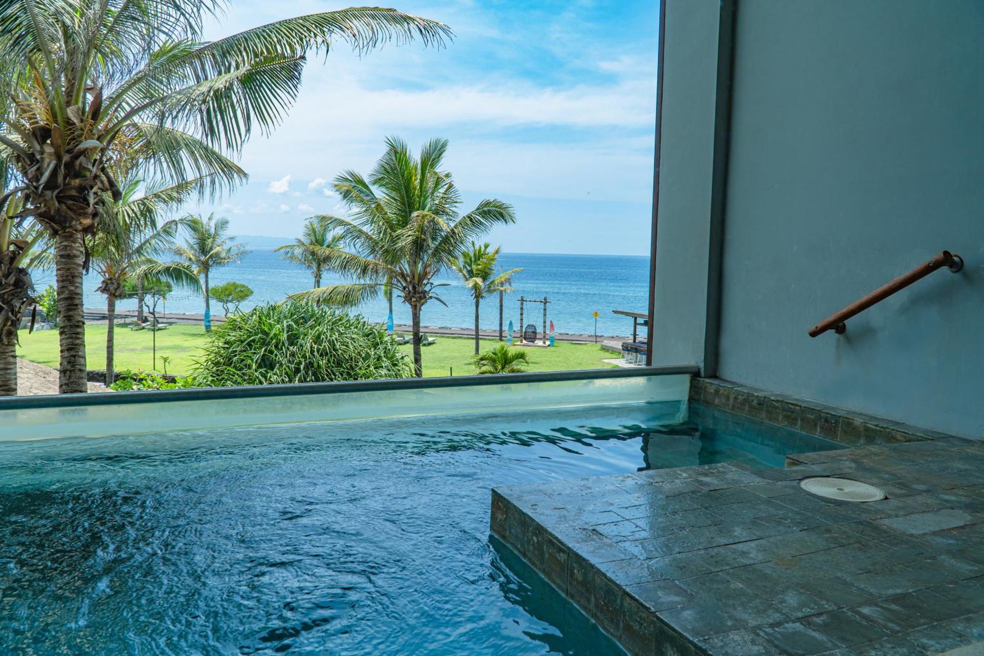 Wyndham Tamansari Jivva Resort Bali Siyut Екстер'єр фото View from the pool at the hotel
