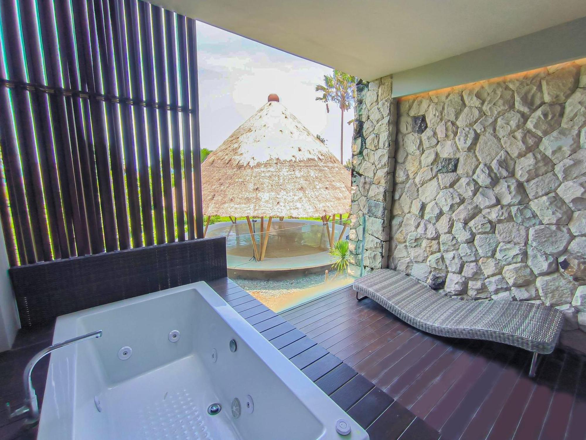 Wyndham Tamansari Jivva Resort Bali Siyut Екстер'єр фото A private onsen in Japan