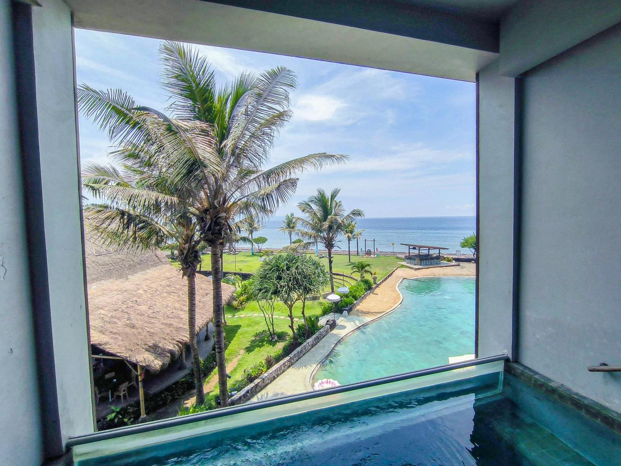 Wyndham Tamansari Jivva Resort Bali Siyut Екстер'єр фото View from the pool at the hotel