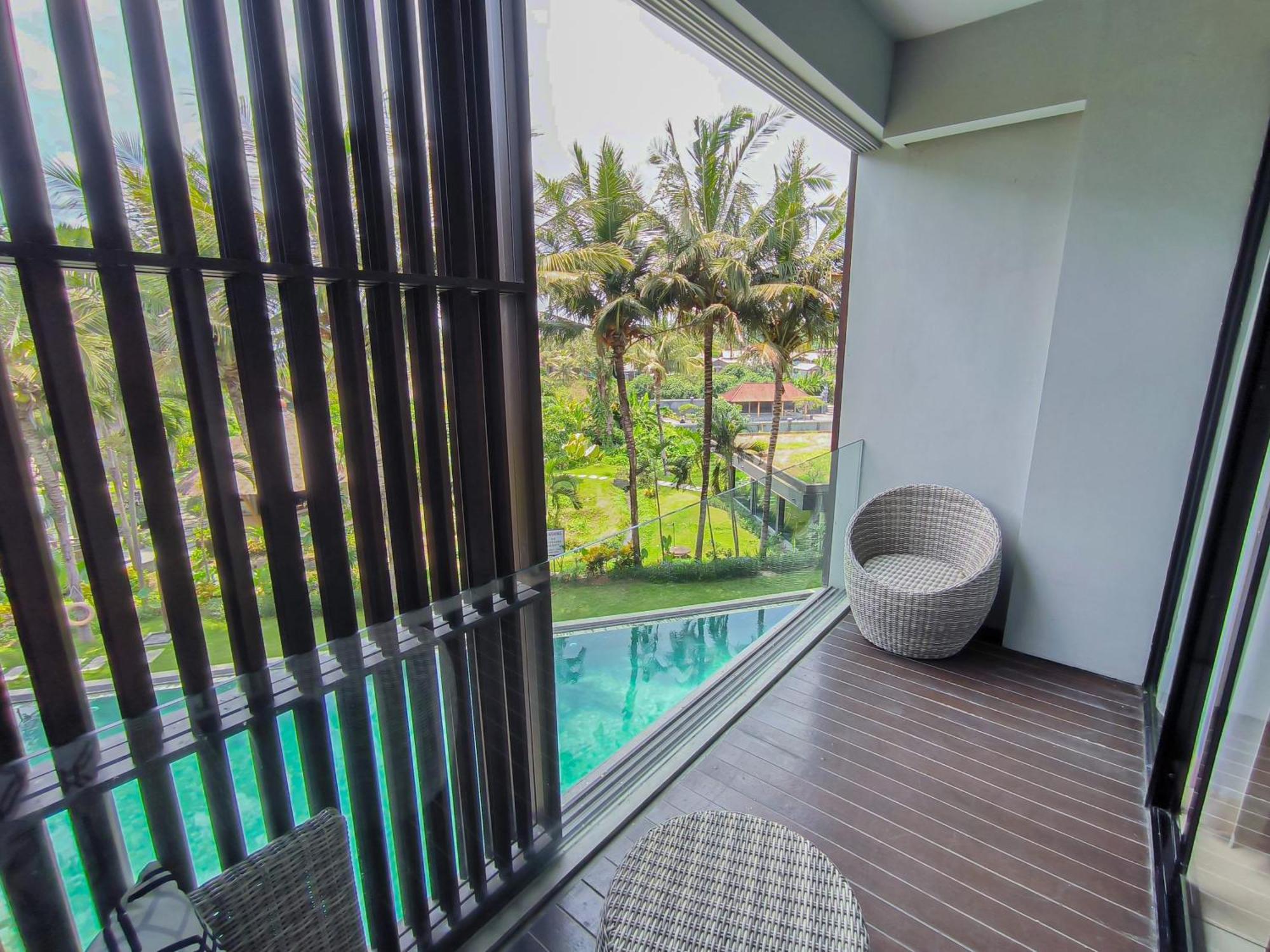 Wyndham Tamansari Jivva Resort Bali Siyut Екстер'єр фото A balcony in a condominium