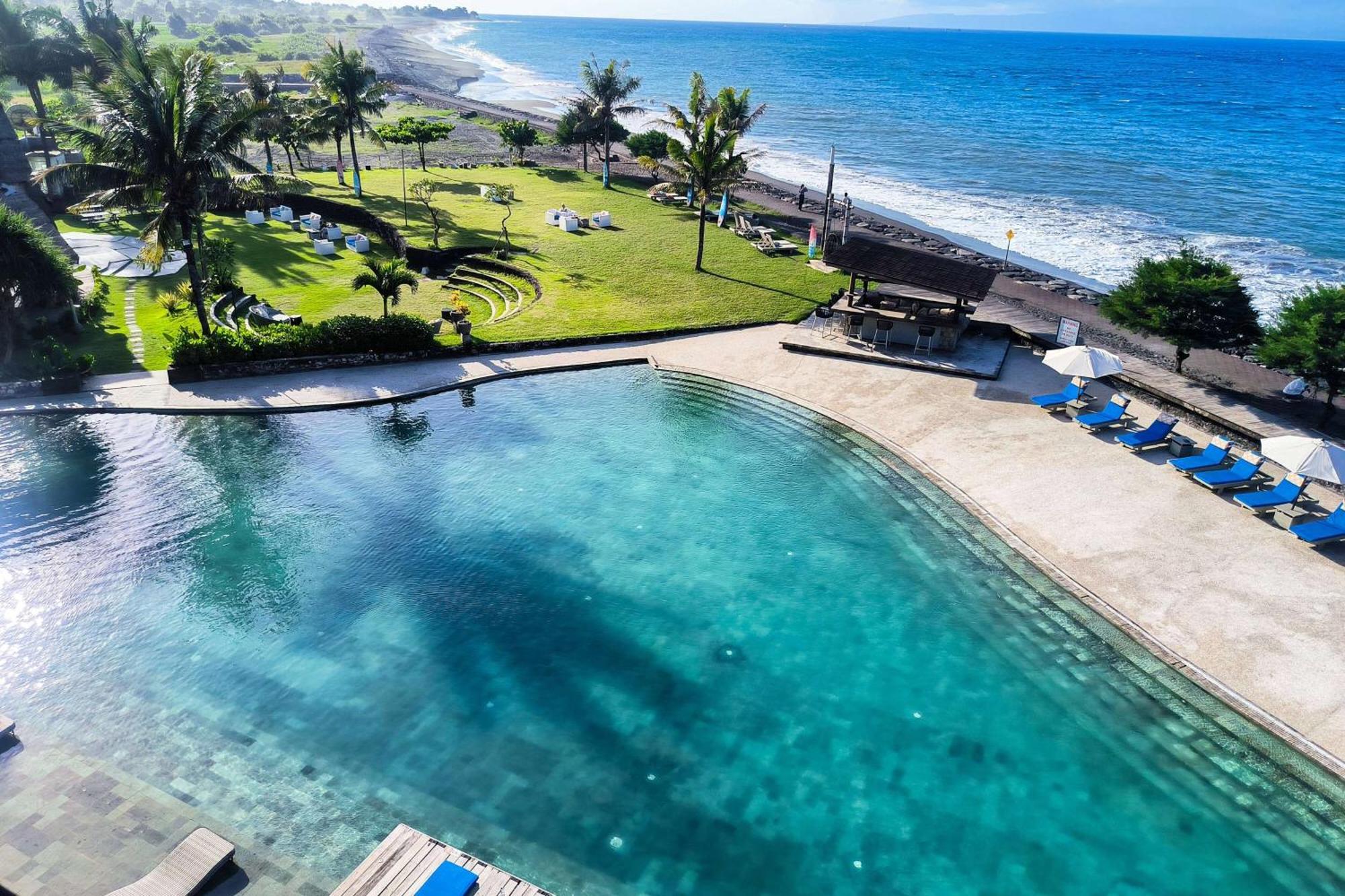 Wyndham Tamansari Jivva Resort Bali Siyut Екстер'єр фото The beach at the hotel